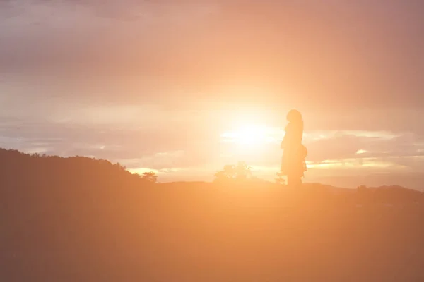 Silhouette Einer Betenden Frau Über Schönen Himmelshintergrund — Stockfoto