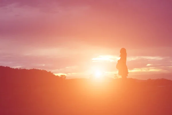 Silhouet Van Vrouw Bidden Prachtige Lucht Achtergrond — Stockfoto