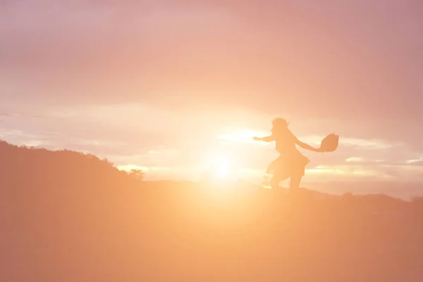 Silhouet Van Vrouw Bidden Prachtige Lucht Achtergrond — Stockfoto