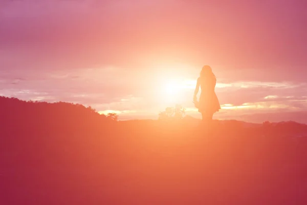 在美丽的天空背景下祈祷的女人的轮廓 — 图库照片