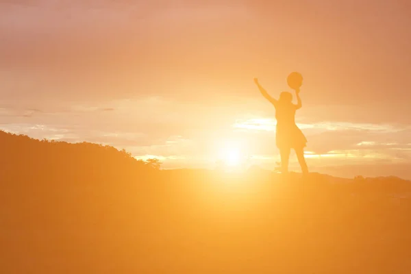 Silhouet Van Vrouw Bidden Prachtige Lucht Achtergrond — Stockfoto