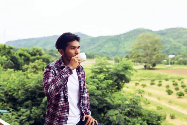 yakışıklı hipster Park'ta yürüyordunuz sabah kahve adamla sakallı.