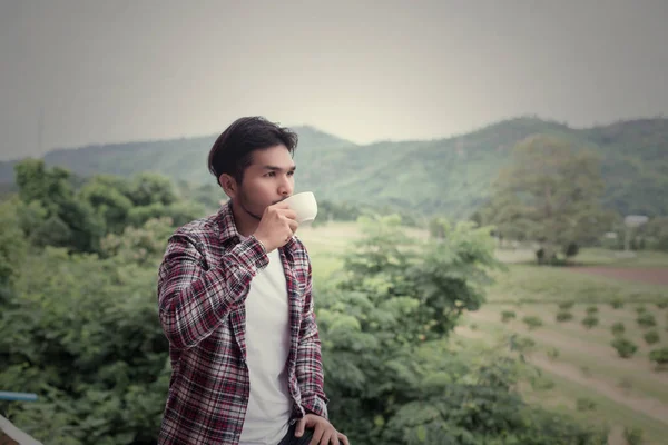 yakışıklı hipster Park'ta yürüyordunuz sabah kahve adamla sakallı.