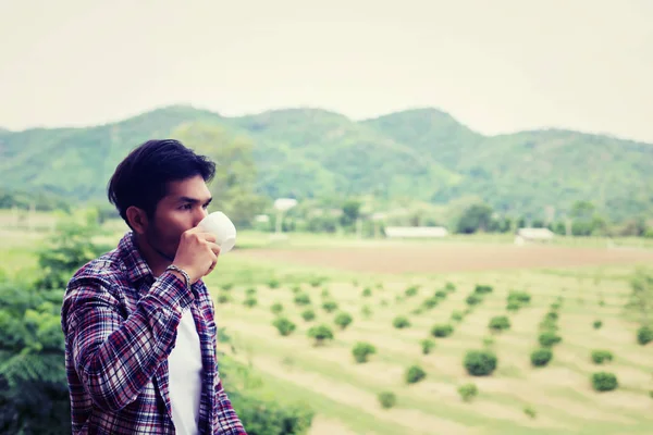 yakışıklı hipster Park'ta yürüyordunuz sabah kahve adamla sakallı.