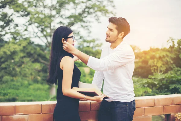 Dizüstü bilgisayarda yazarak ve kitap okuma genç eğitim uygulama birlikte el.