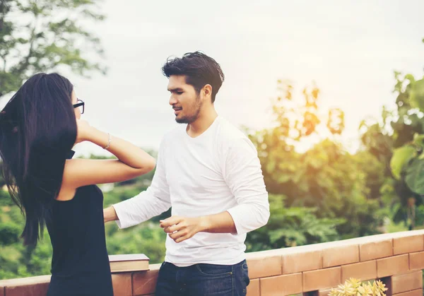 Dizüstü bilgisayarda yazarak ve kitap okuma genç eğitim uygulama birlikte el.