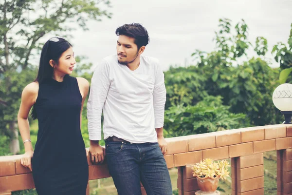 Genç yakışıklı erkek arkadaşı, sarılma o üzgün ve kızgın.