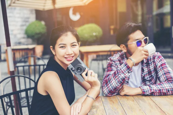 Grup genç yenilikçi bir kafede oturan genç neşeli arkadaşları ise eğleniyor birlikte zaman ayırın, tatil özgürlüğün keyfini çıkarın.