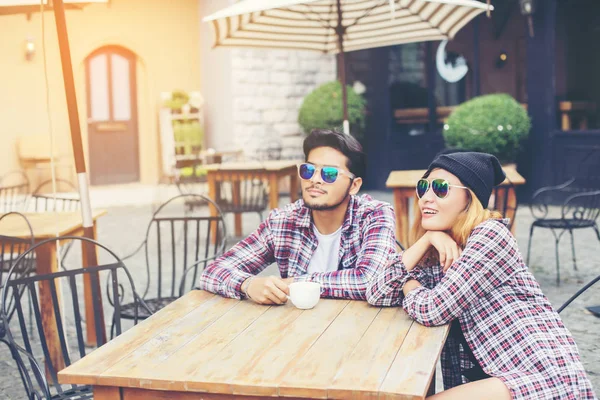 Grup genç yenilikçi bir kafede oturan genç neşeli arkadaşları ise eğleniyor birlikte zaman ayırın, tatil özgürlüğün keyfini çıkarın.