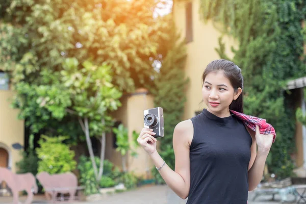 Retro kamera, Vintage retro tarzı Asyalı kız tatil mutlu gülümseyerek üzerinde olan güzel kadın.