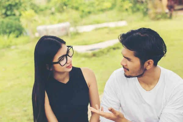 Jonge Hipster Paar Genieten Van Een Goede Samen Lezen Terwijl — Stockfoto