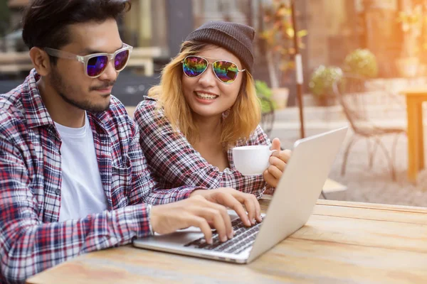 Grup genç yenilikçi bir kafede oturan genç neşeli arkadaşları ise eğleniyor birlikte zaman ayırın, tatil özgürlüğün keyfini çıkarın.