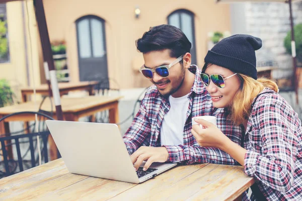 Grup genç yenilikçi bir kafede oturan genç neşeli arkadaşları ise eğleniyor birlikte zaman ayırın, tatil özgürlüğün keyfini çıkarın.