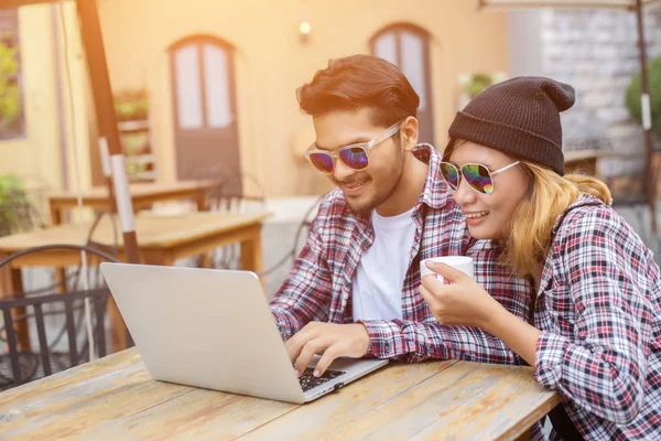 Grup genç yenilikçi bir kafede oturan genç neşeli arkadaşları ise eğleniyor birlikte zaman ayırın, tatil özgürlüğün keyfini çıkarın.