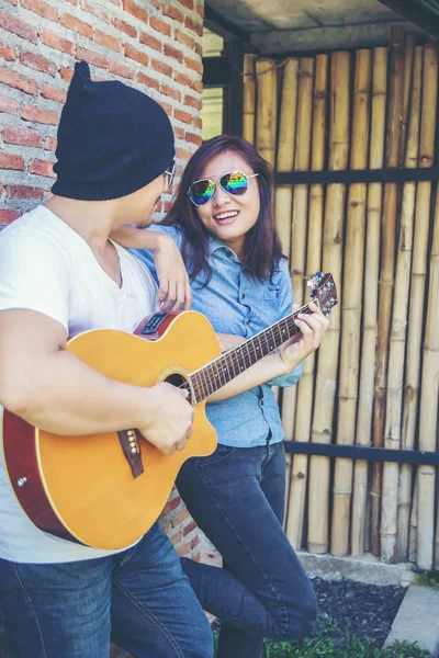 Jonge Hipster Man Spelen Gitaar Ontspannen Zijn Vakantie Genieten Met — Stockfoto