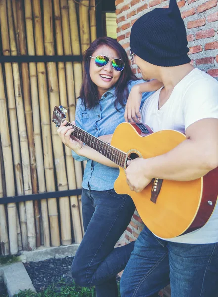 Jonge Hipster Man Spelen Gitaar Ontspannen Zijn Vakantie Genieten Met — Stockfoto