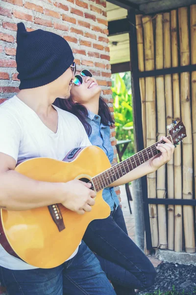 Jonge Hipster Man Spelen Gitaar Ontspannen Zijn Vakantie Genieten Met — Stockfoto