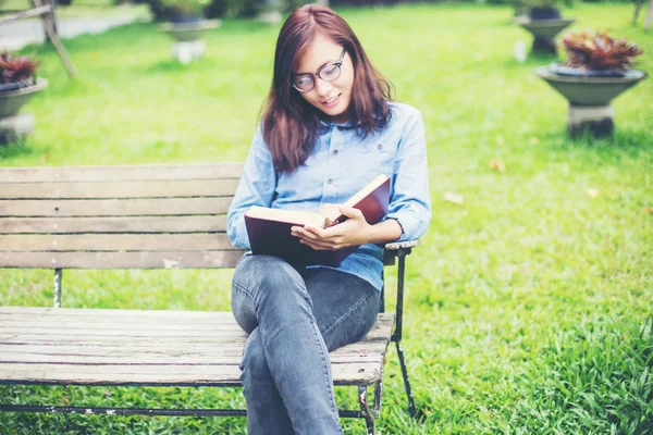 Hippi kız parkta okuma kitabı, Enjoy doğa etrafında süre rahatlatıcı sevimli.