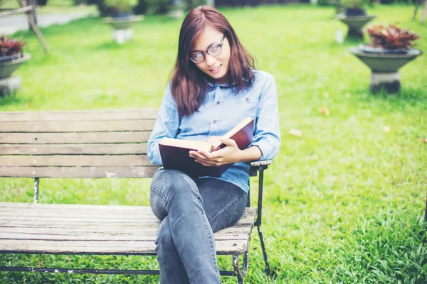 Hippi kız parkta okuma kitabı, Enjoy doğa etrafında süre rahatlatıcı sevimli.