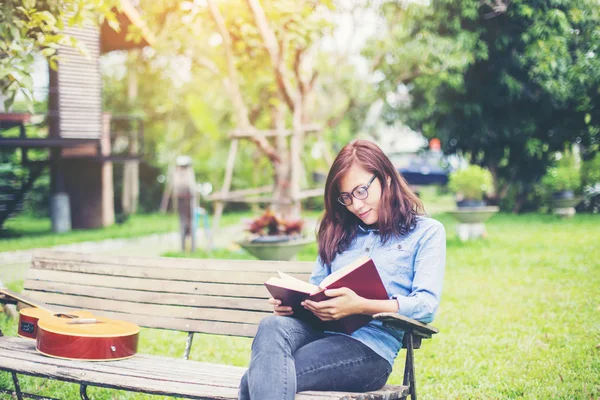 Hippi kız parkta okuma kitabı, Enjoy doğa etrafında süre rahatlatıcı sevimli.