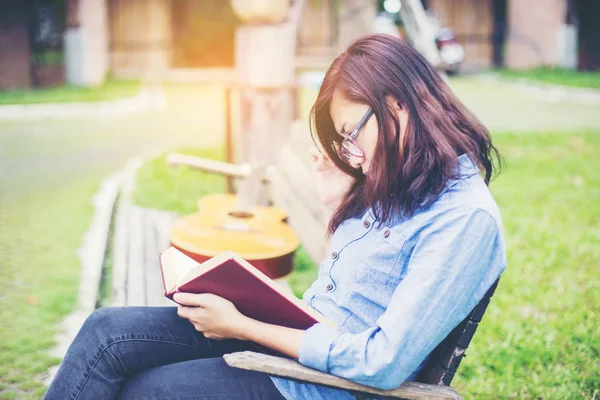 Hippi kız parkta okuma kitabı, Enjoy doğa etrafında süre rahatlatıcı sevimli.