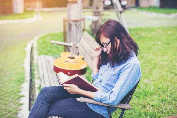 Hippi kız parkta okuma kitabı, Enjoy doğa etrafında süre rahatlatıcı sevimli.