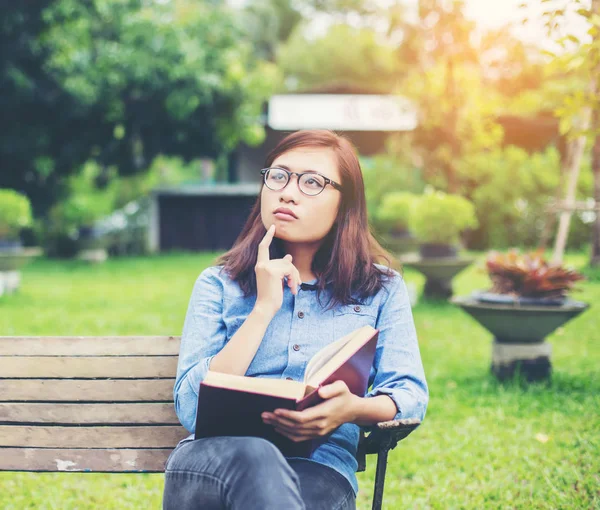 Hippi kız parkta okuma kitabı, Enjoy doğa etrafında süre rahatlatıcı sevimli.