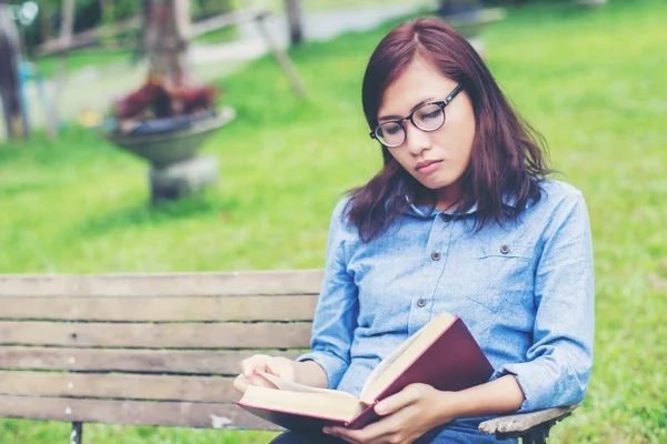 Hipster Chica Encantadora Relajarse Parque Mientras Lee Libro Disfrutar Naturaleza —  Fotos de Stock