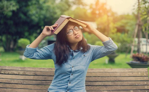 Hippi kız parkta okuma kitabı, Enjoy doğa etrafında süre rahatlatıcı sevimli.