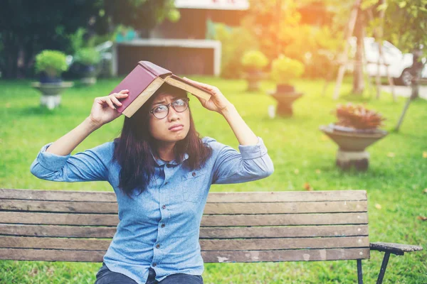 Hippi kız parkta okuma kitabı, Enjoy doğa etrafında süre rahatlatıcı sevimli.