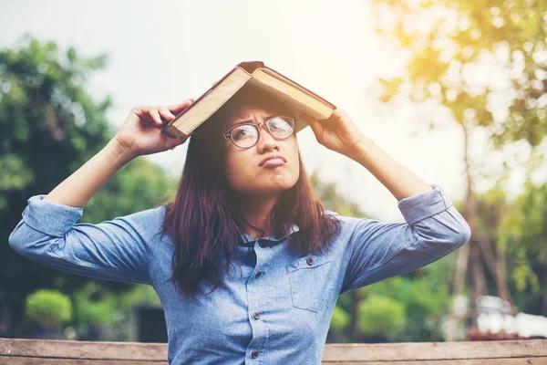 Hippi kız parkta okuma kitabı, Enjoy doğa etrafında süre rahatlatıcı sevimli.