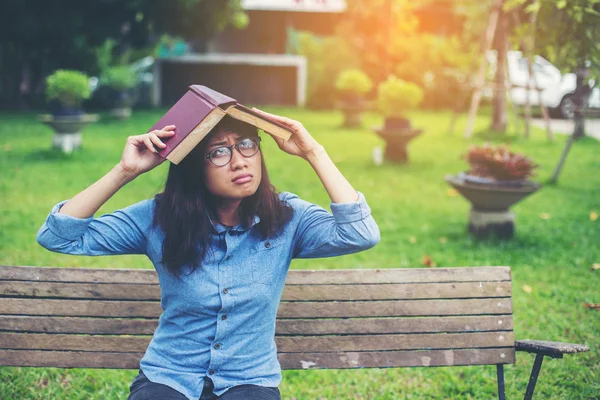 Hippi kız parkta okuma kitabı, Enjoy doğa etrafında süre rahatlatıcı sevimli.