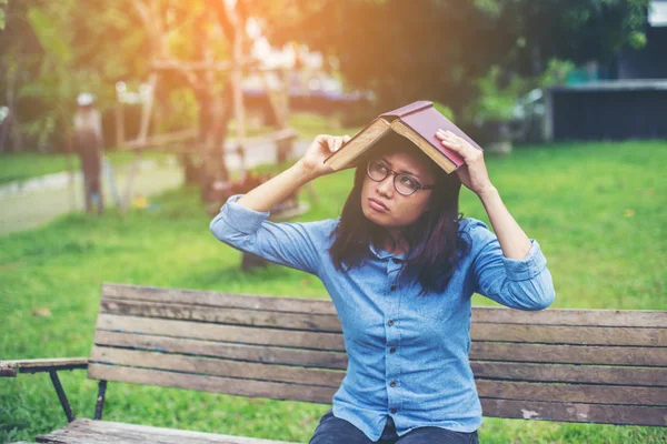 Hippi kız parkta okuma kitabı, Enjoy doğa etrafında süre rahatlatıcı sevimli.