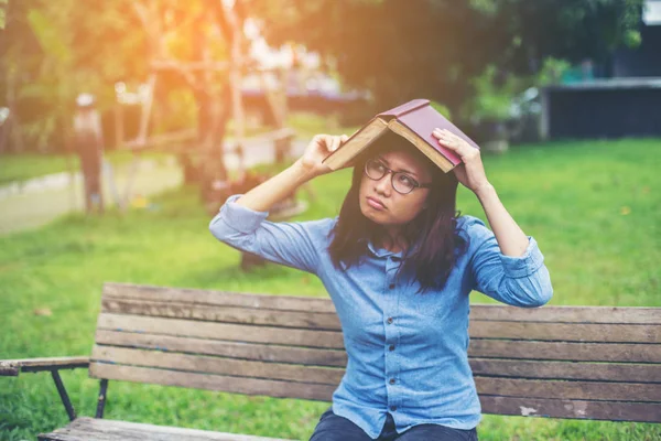 Hipster Encantadora Menina Relaxante Parque Enquanto Ler Livro Desfrute Natureza — Fotografia de Stock