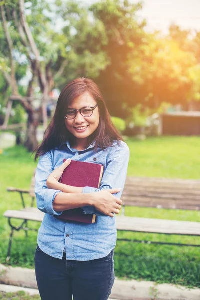 Hippi kız parkta okuma kitabı, Enjoy doğa etrafında süre rahatlatıcı sevimli.