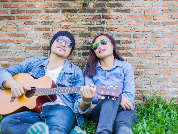 Man Van Het Spelen Van Gitaar Voor Zijn Vriendin Buiten — Stockfoto