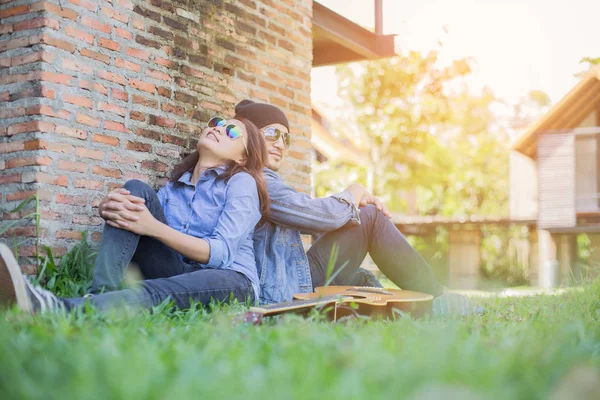 Hipster Hombre Tocando Guitarra Para Novia Aire Libre Contra Pared — Foto de Stock