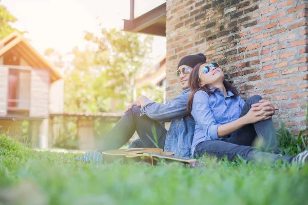 Hipster Uomo Suonare Chitarra Sua Ragazza All Aperto Contro Muro — Foto Stock