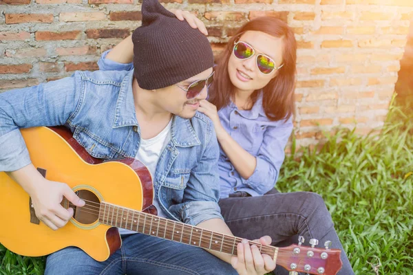 Man Van Het Spelen Van Gitaar Voor Zijn Vriendin Buiten — Stockfoto