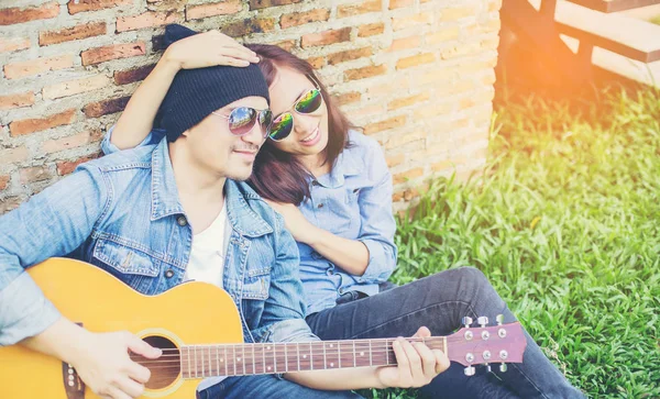 Man Van Het Spelen Van Gitaar Voor Zijn Vriendin Buiten — Stockfoto