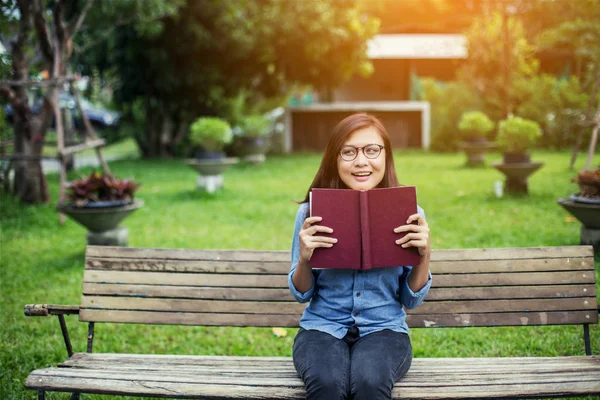 Une Femme Assise Dans Jardin Lisant Livre — Photo