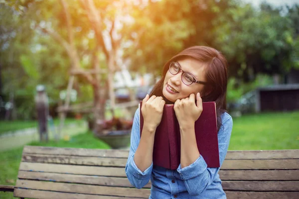 Bir kitap okuma bahçede oturan bir kadın.