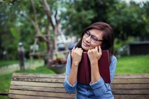 Une Femme Assise Dans Jardin Lisant Livre — Photo