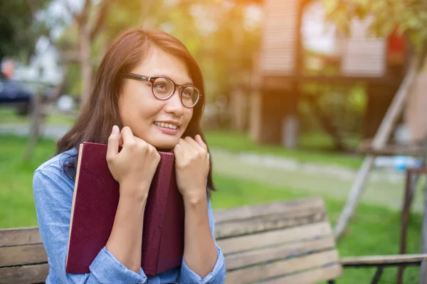 Une Femme Assise Dans Jardin Lisant Livre — Photo