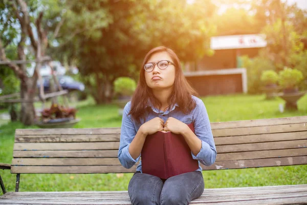 Bir kitap okuma bahçede oturan bir kadın.