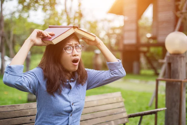 Bir kitap okuma bahçede oturan bir kadın.