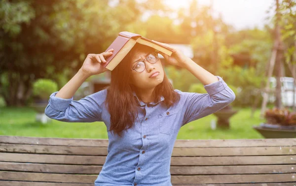 Une Femme Assise Dans Jardin Lisant Livre — Photo