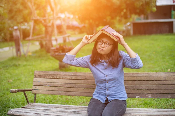 Bir kitap okuma bahçede oturan bir kadın.