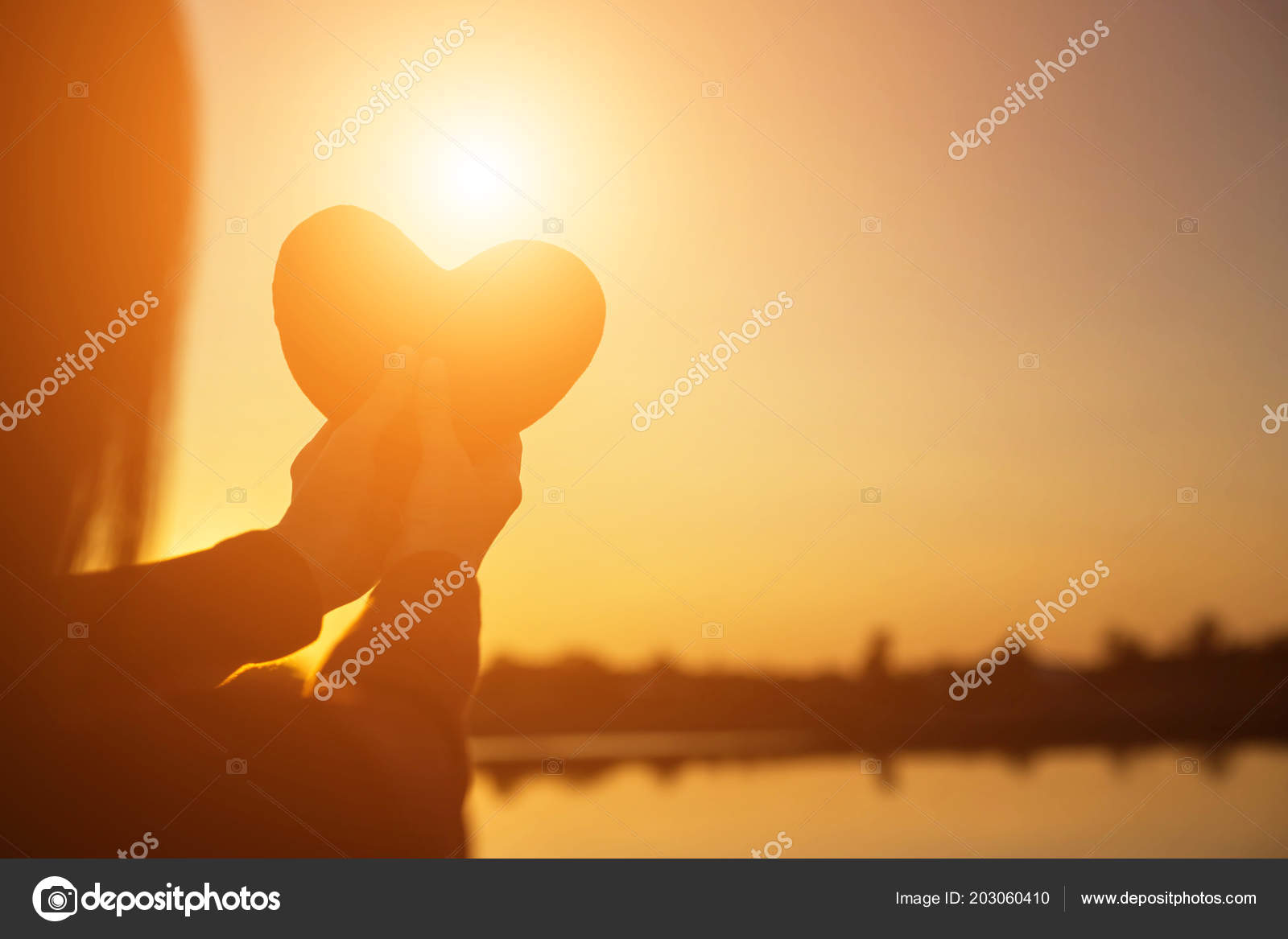 Mains Formant Une Forme Coeur Avec Silhouette Coucher Soleil