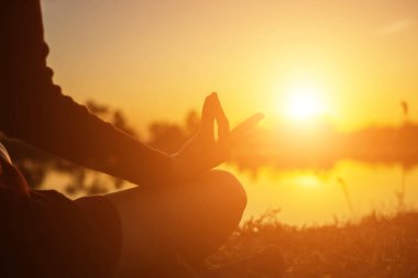 Güneş için eller şekilli.